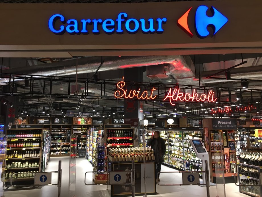 Carrefour PRO ma powierzchnię 2000 m2, to rozmiar hipermarketu kompaktowego. Cały przód sklepu stanowi wejście do niego.