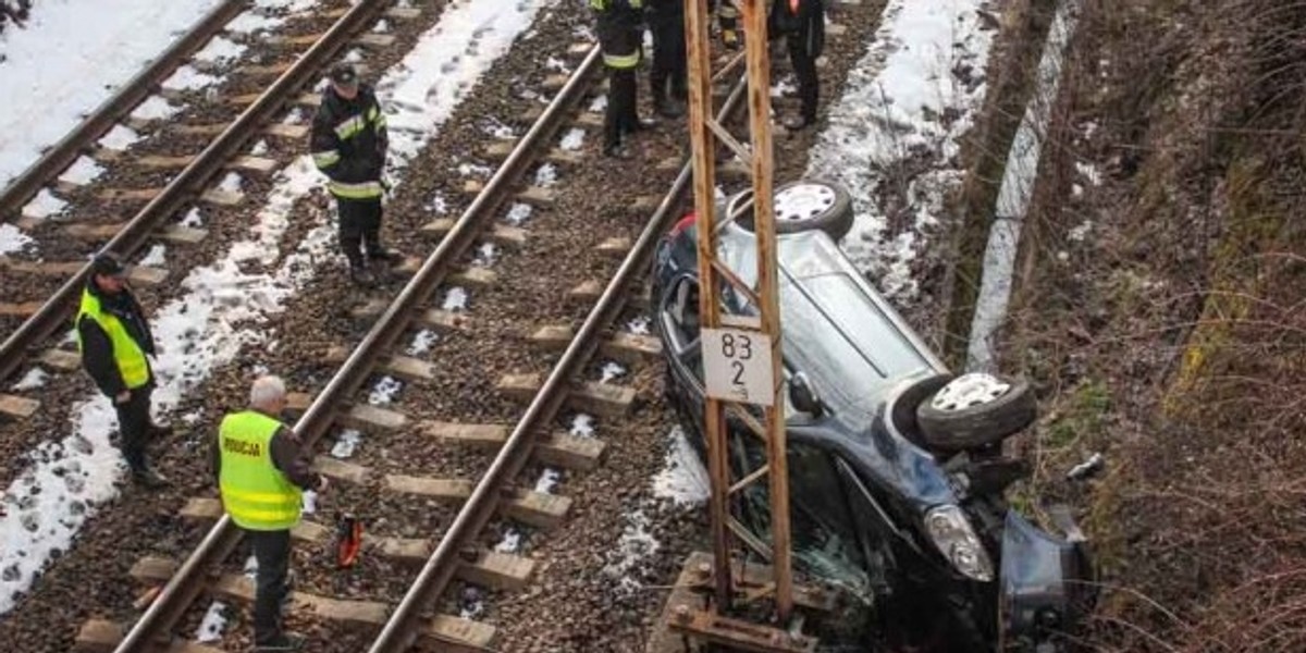 Groźny wypadek pod Wałbrzychem. Auto spadło na tory 