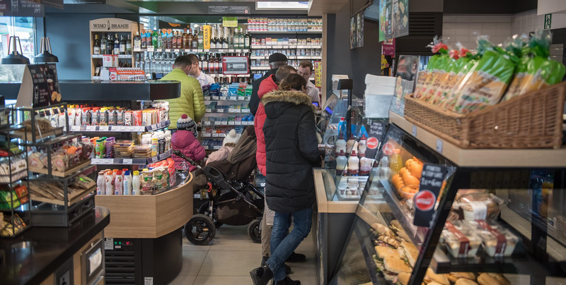 Zakaz sprzedaży alkoholu na stacjach paliw? "Czasem flaszkę kupuje co trzeci klient"