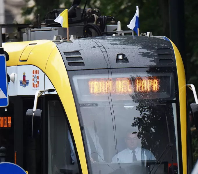 Okolicznościowo ozdobiony tramwaj na Światowe Dni Młodzieży w Krakowie
