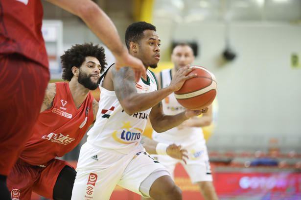 Koszykarz Legii Warszawa Justin Bibbins (P) i Joshua Perkins (L) z GTK Gliwice podczas meczu Ekstraklasy, w hali "OSiR Warszawa Bemowo"