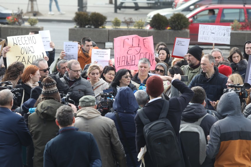 Protest roditelja koji sumnjaju da su im deca nestala iz porodilišta