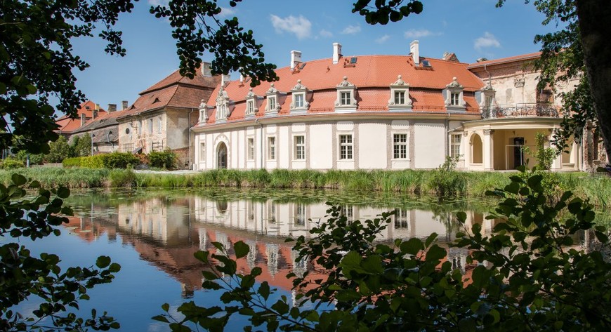 Spacer po pałacowym parku to idealna propozycja na majówkę. 