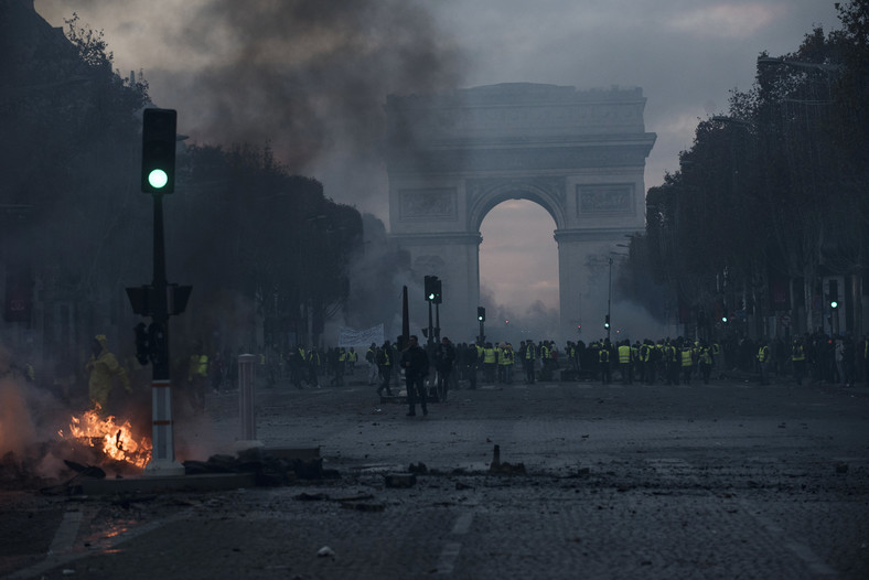 Paryż w trakcie protestu "żółtych kamizelek"