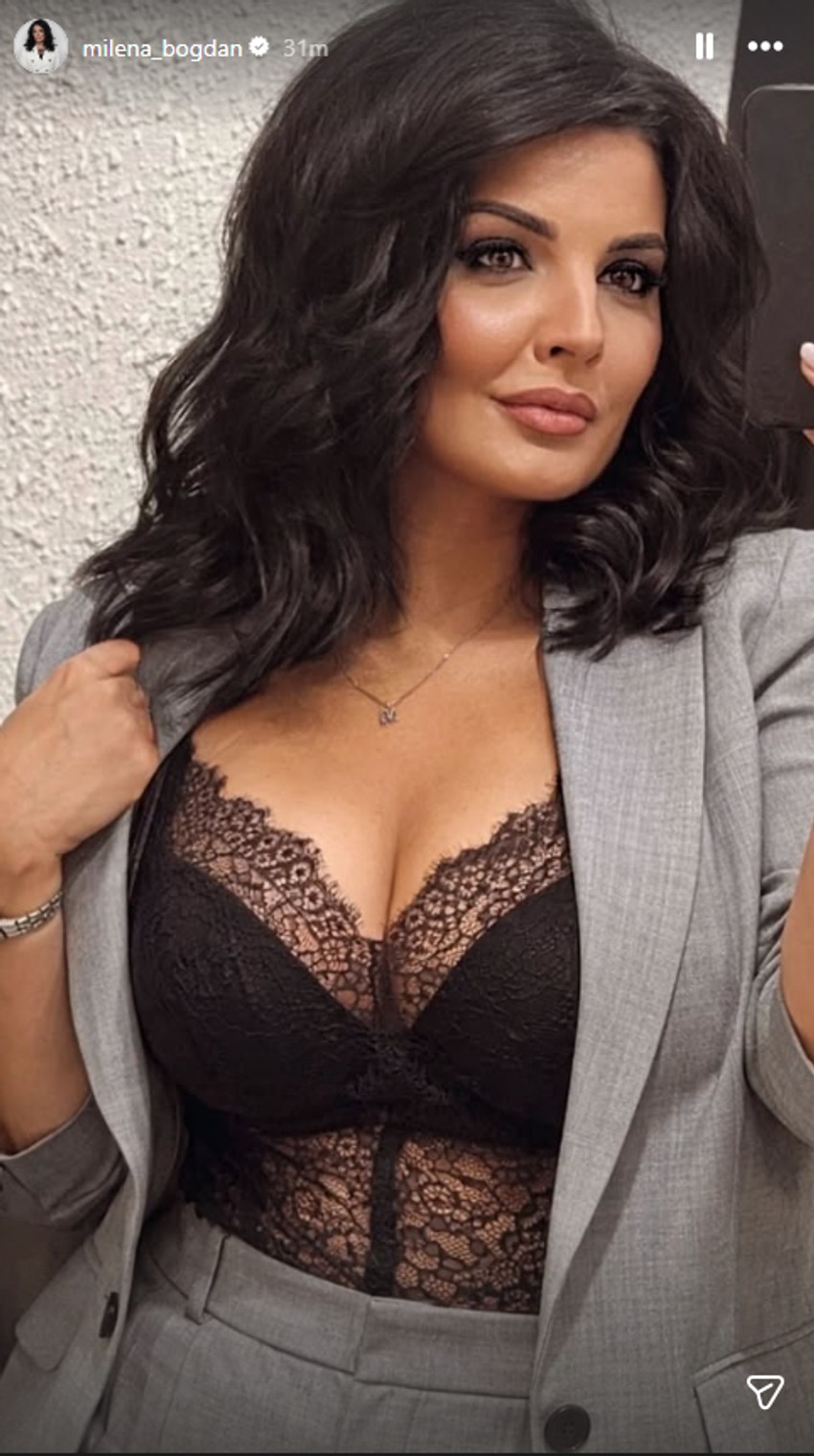 Milena u čipkastom providnom korsetu