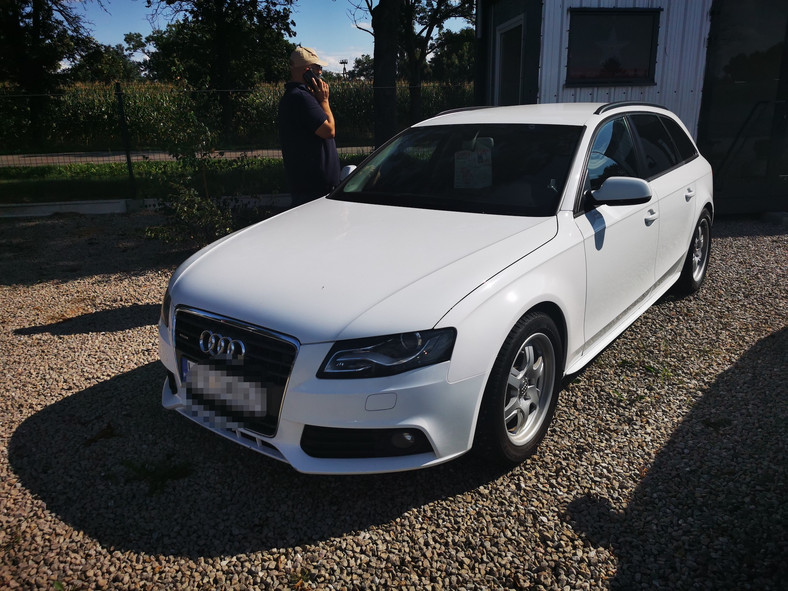 Audi A4 Avant Quattro - biały "szwed" z silnikiem benzynowym. Miły sprzedawca, ale auto pokolizyjne i podrdzewiałe