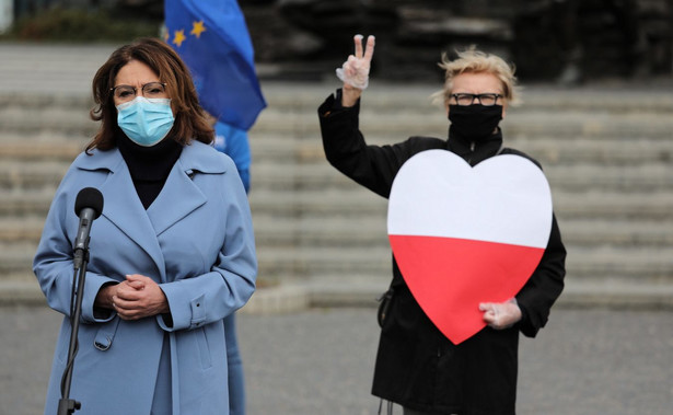 Małgorzata Kidawa-Błońska podczas konferencji prasowej przed SN w Warszawie