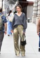 2023 - Katie Holmes ezekben a festett nadrágokban és kényelmes pulóverekben arra késztet minket, hogy kedvenc Pinterest-tábláinkra tűzzük, valahányszor meglátjuk őket.