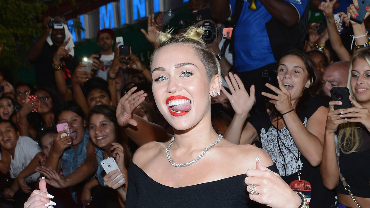 Miley Cyrus robi wszystko, żeby udowodnić, że faktycznie jest jedną z najbardziej zajętych gwiazd.