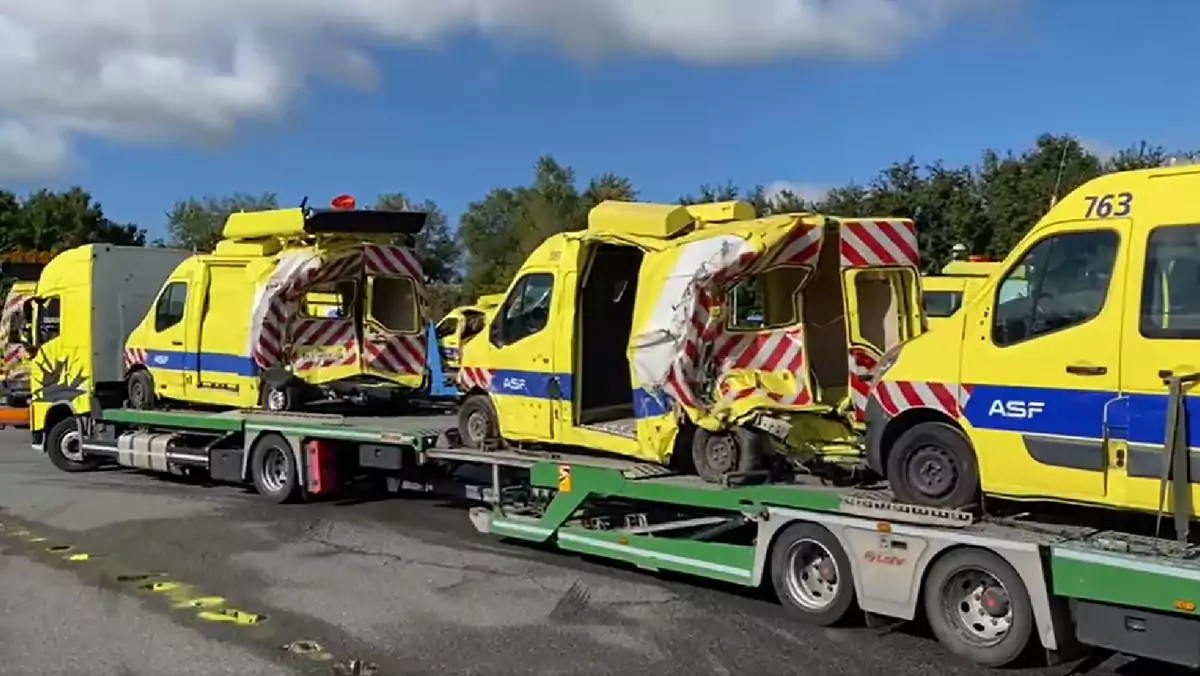 Samochody służb drogowych po wypadkach na autostradach we Francji