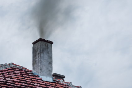 Polacy palą śmieciami. Popularność zyskuje czyściwo