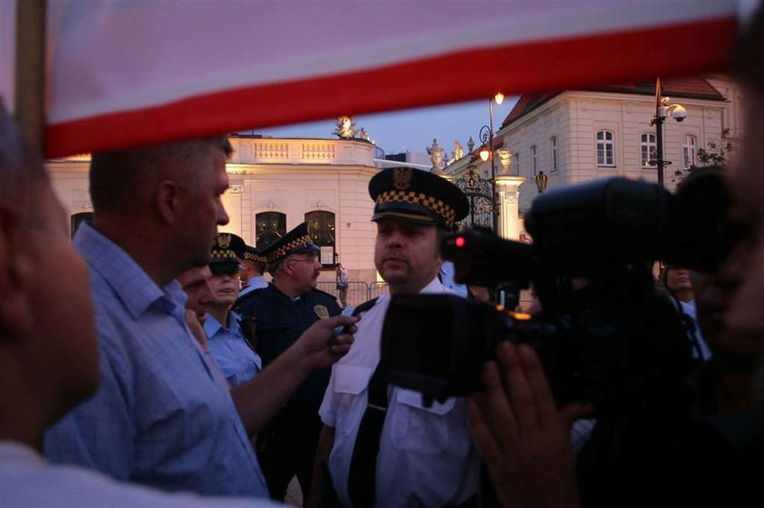 Krzyż zostaje przed Pałacem Prezydenckim. Relacja na żywo!