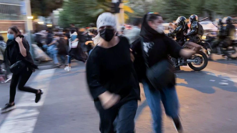 Protesti su izbili u većini delova Irana posle smrti Mahse Džine Amini | Foto: Stringer/Anadolu Agency via Getty Images