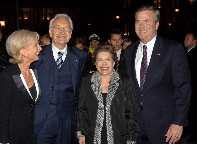 Columba Bush (w środku)