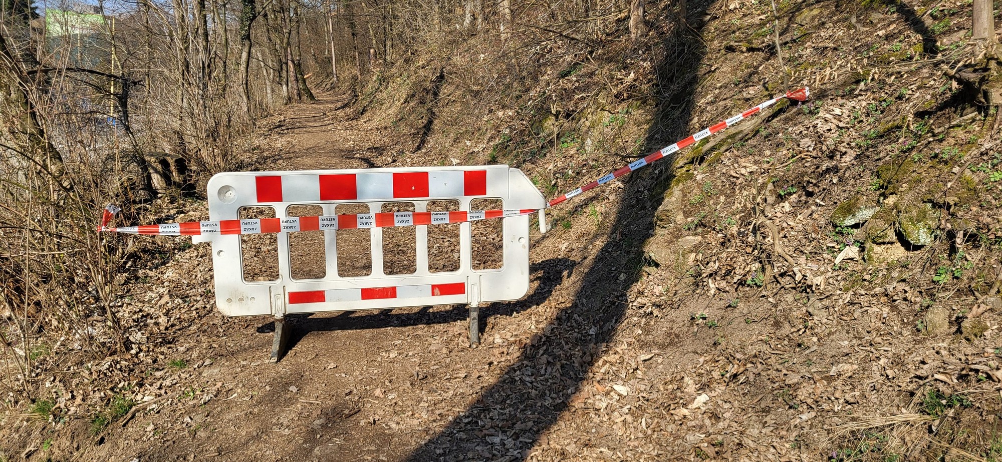 Pre zosuv svahu v Novej Bani na cestu tretej triedy vyhlásili mimoriadnu situáciu. 