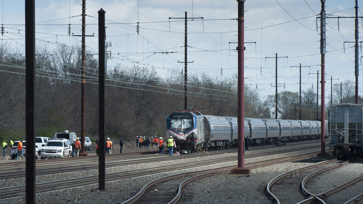 Dwie osoby zginęły w niedzielę, a ponad 30 odniosło obrażenia, kiedy pociąg pasażerski operatora Amtrak uderzył w stojącą na torach koparkę w miejscowości Chester koło Filadelfi.