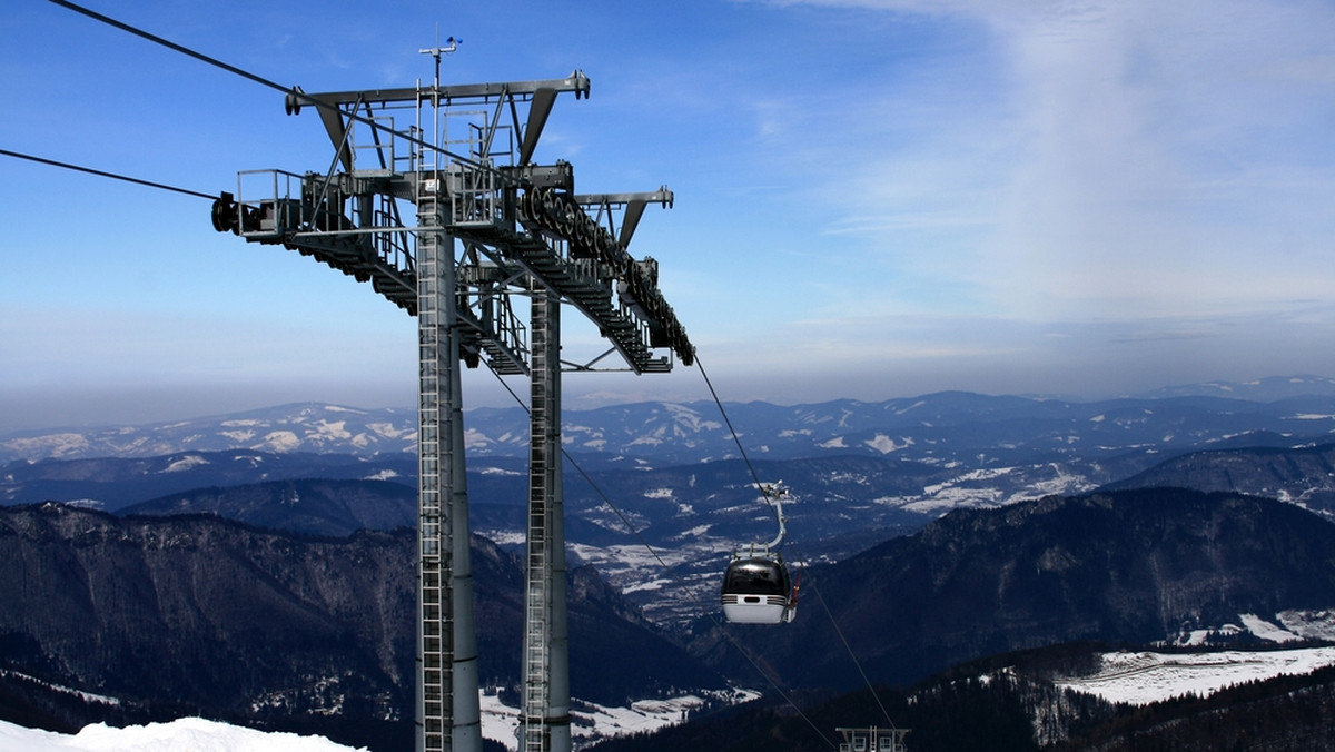 Każdy, kto widział Tatry od południa, musi przyznać, że jest to jeden z najpiękniejszych górskich widoków na świecie. To, co musi zwrócić uwagę każdego narciarza, który spogląda z Tatrzańskiej Łomnicy w stronę gór, to widok zabudowań na pięknym strzelistym wierzchołku Łomnicy (2634 m).