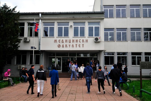 Deo studenata Medicinskog fakulteta u Beogradu objavio da je otpočeta blokada dekanata, traže nove izbore za studentski parlament