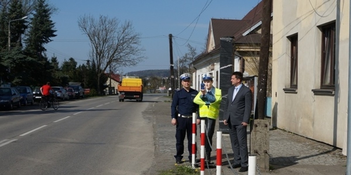 Pogórze. Manekin policjanta stoi w centrum Pogórza 