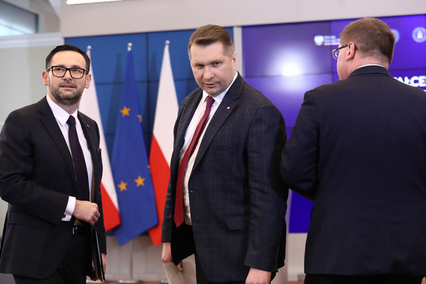 Minister edukacji i nauki Przemysław Czarnek (C) oraz prezes Orlenu Daniel Obajtek (L)