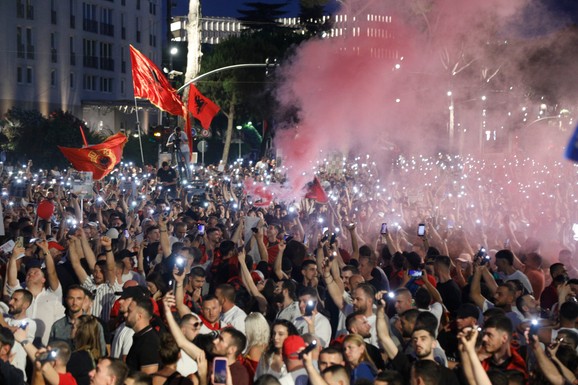 "EDI, IGRAŠ SE VATROM" Zbog Kušnera i Ivanke Albanija GORI: "Flamingo revolucija" guta sve, skoro 2 MILIJARDE evra vise u vazduhu, sprema se i ULTIMATUM?! (FOTO, VIDEO)