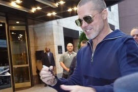 Na Dan očeva Bred Pit se švrćkao 5.000 KM DALEKO OD SVOJE DECE, ali svi kažu da ga je KARMA ODMAH STIGLA i žene širom sveta su PALE U DEPRESIJU