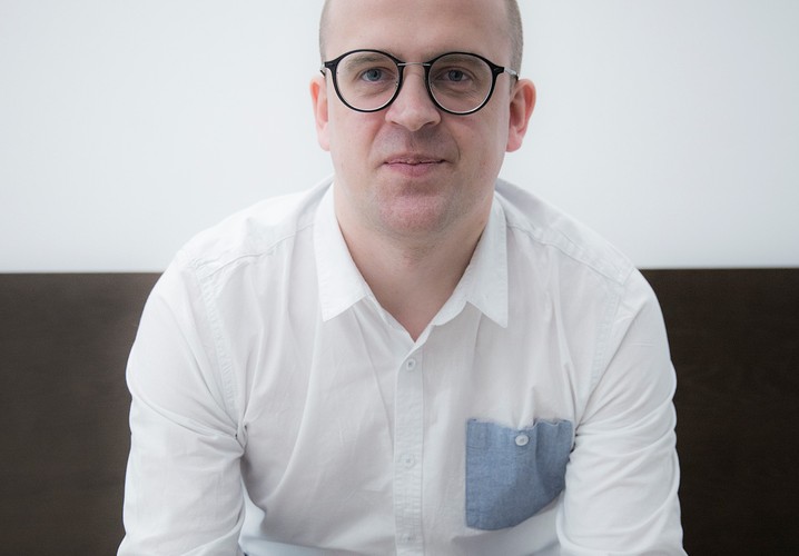 <strong>14. Mariusz Metera</strong>
<br></br>sędzia Sądu Rejonowego dla Warszawy Pragi-Południe<br></br>Są sędziowie, którzy orzekanie traktują jak odhaczenie kolejnej sprawy. Wykorzystają każdą sposobność proceduralną, byle tylko szybko ją zakończyć, poprawić sobie statystyki i uchodzić za sprawnego sędziego. Ślizgając się w ten sposób, kosztem stron, można nawet dochrapać się wysokich szarż w Ministerstwie Sprawiedliwości. To nie jest sposób działania sędziego Metery. Nie wiadomo, jak wysoko sięgają jego ambicje, ale, jak się zdaje, do obranego celu zmierza innymi ścieżkami. Rozpatrując sprawę wspólnika spółki, która z mocy prawa utraciła byt prawny, a jej majątek został przejęty przez Skarb Państwa, mógł szybko zakończyć sprawę, bo zgodnie z przepisami wywłaszczony z majątku obywatel nie miał nic do powiedzenia: prawo nie przewidziało dla takich osób żadnych możliwości odwołania. Zamiast tego sędzia Metera doprowadził do przynajmniej częściowego uchylenia niekonstytucyjnych przepisów przez Trybunał Konstytucyjny. 
Oczywiście wyrok TK nie rozwiązał wszystkich kłopotów, jakie wynikały z regulacji umożliwiających przejęcie prywatnej własności nieprzerejestrowanych do KRS spółek, ale kropla drąży skałę.<br></br>
PSZ