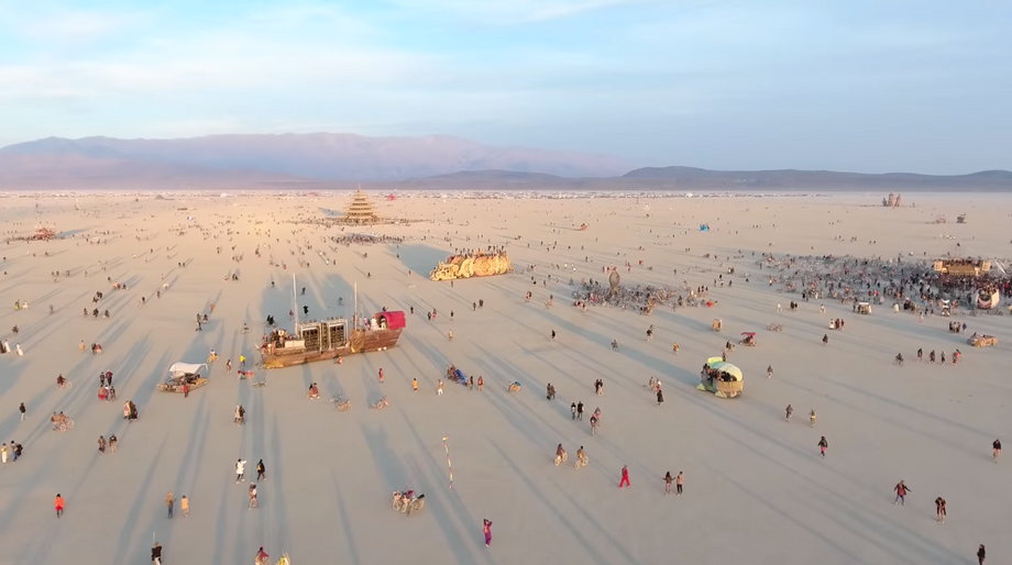 Na Burning Man stawia się przenośne lotnisko dla wszystkich miliarderów chcących wyczarterować sobie przelot na festiwal.