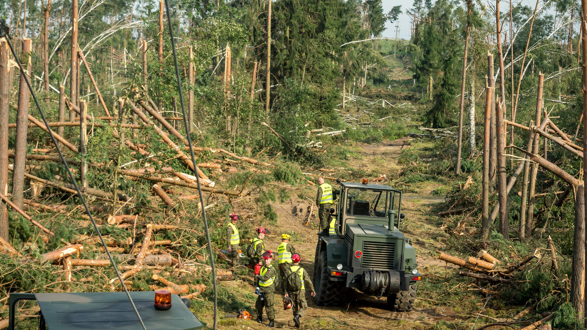 Wyprawki szkolne dla uczniów, środki czystości, piły, siekiery oraz materiały budowlane trafią do gminy Linia w woj. pomorskim, która ucierpiała w wyniku sierpniowych nawałnic. Dary zebrali mieszkańcy gminy Gorzyce na Podkarpaciu.