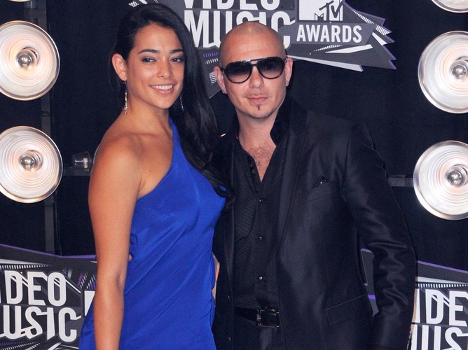 Pitbull z towarzyszką