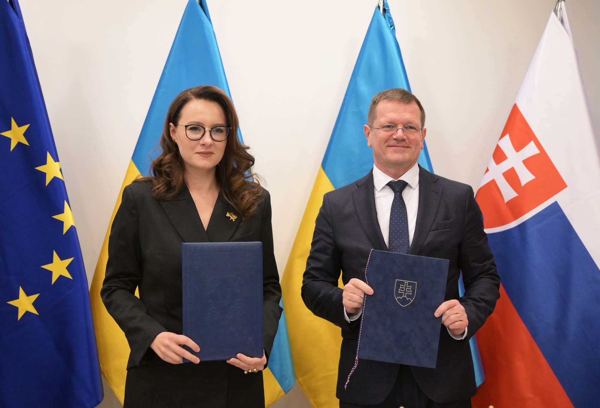 Zľava podpredsedníčka vlády Ukrajiny Julie Svyrydenková a podpredseda vlády SR Peter Kmec (Hlas-SD).