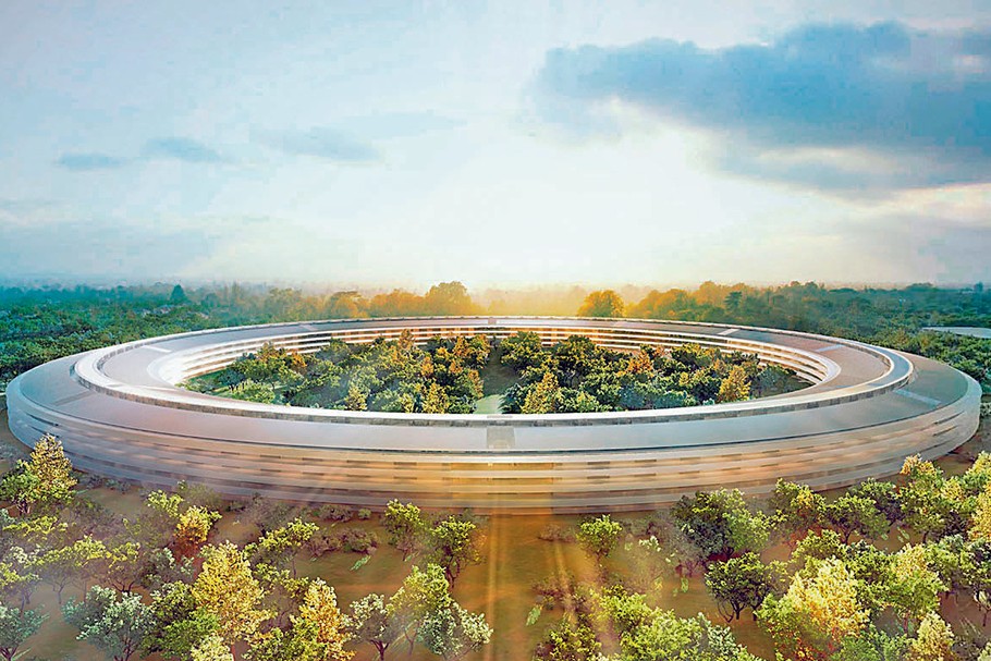 Apple Park
w Kalifornii.
W przyszłości
biura będą żywe, samowystarczalne, niewidzialne oraz zgodne z naturą. Fot. flickr.com/Norman Foster