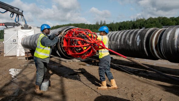 Rury projektu Baltic Pipe w Danii zostały zespawane, a następnie przeciągnięte przez Mały Bełt w Danii, pomiędzy Jutlandią i Fionią. Zdjęcie: Energinet/Maria Tuxen Heddegard