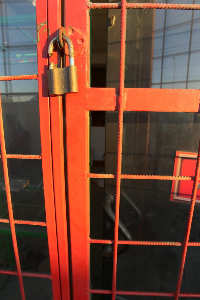 Presečeni katanci na sigurnosnim vratima antikvarnice