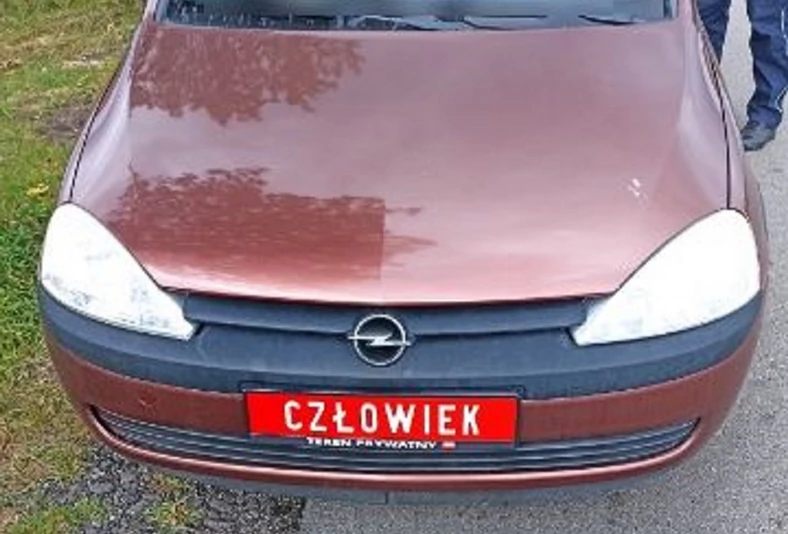 Opel Corsa z czerwonymi tablicami rejestracyjnymi