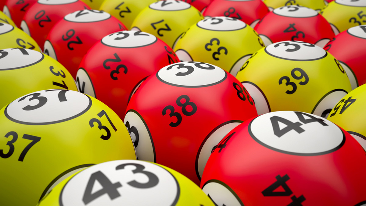 Szczęśliwiec z amerykańskiego stanu Massachusetts jako jedyny poprawnie wytypował wszystkie sześć liczb we wczorajszym losowaniu amerykańskiej loterii Powerball, dzięki czemu wygrał blisko 760 mln dolarów.
