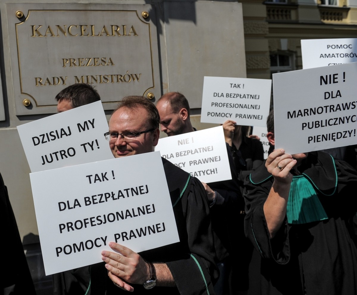 pół miliarda złotych na prawników - amatorów" - wskazywali adwokaci w zapowiedzi protestu. Tymczasem - jak podkreślają - działania w sądzie "z urzędu" to profesjonalna pomoc prawna dla najuboższych. "Zamiast rozwiązać ten problem, rząd zapowiedział gigantyczne nakłady na tzw. bezpłatną, przedsądową pomoc prawną. Będą mogli udzielać jej prawnicy - amatorzy, bez kontroli ich kwalifikacji i bez odpowiedzialności za swoje porady. To niebezpieczna fikcja" - uważają.