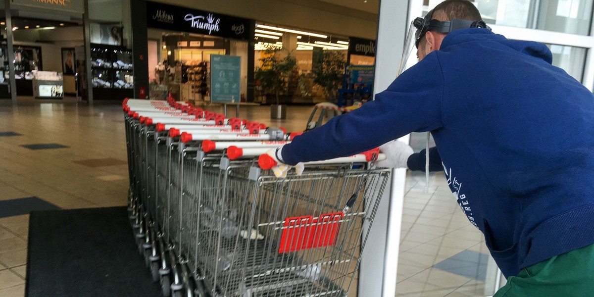 04.05.2020 Łódź. W czasie trwania pandemii koronawirusa rząd zdecydował się na otwarcie galerii handlowych w ramach projektu odmrażania gospodarki. N/z hipermarket Auchan i galeria handlowa. 