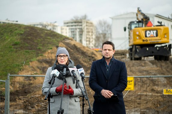 Radna Aleksandra Śniegocka-Goździk  i prezydent Rafał Trzaskowski na placu budowy stacji metra Lazurowa