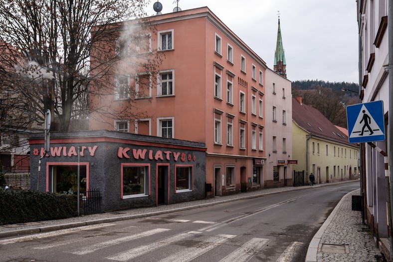 Unoszący się z kominów dym mijamy niemal na każdym kroku