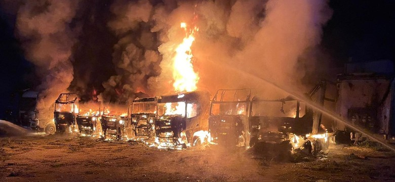 Nocny pożar w powiecie kwidzyńskim. Spłonęło dziewięć ciężarówek
