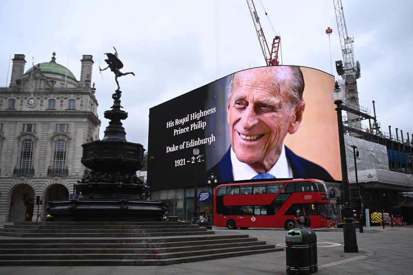 Filipova slika na ekranu na trgu Pikadili dan nakon njegove smrti