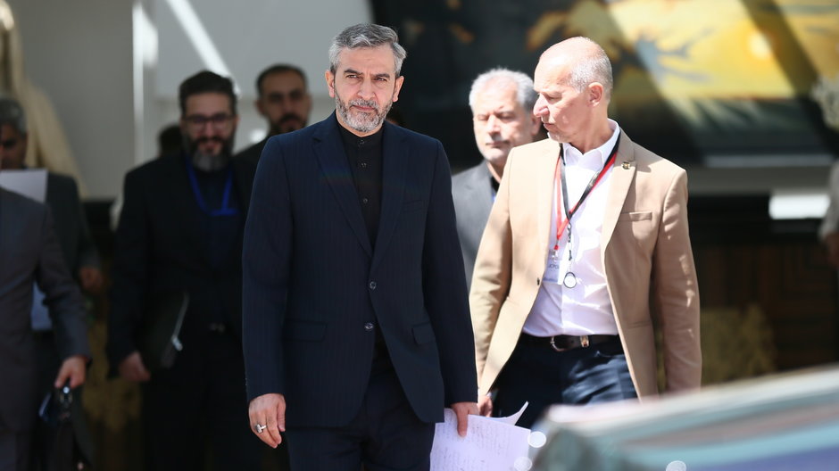Szef irańskiej delegacji na negocjacje Ali Bagheri Kani (w czarnej marynarce) przed hotelem w Wiedniu, 4 sierpnia 2022 r. 