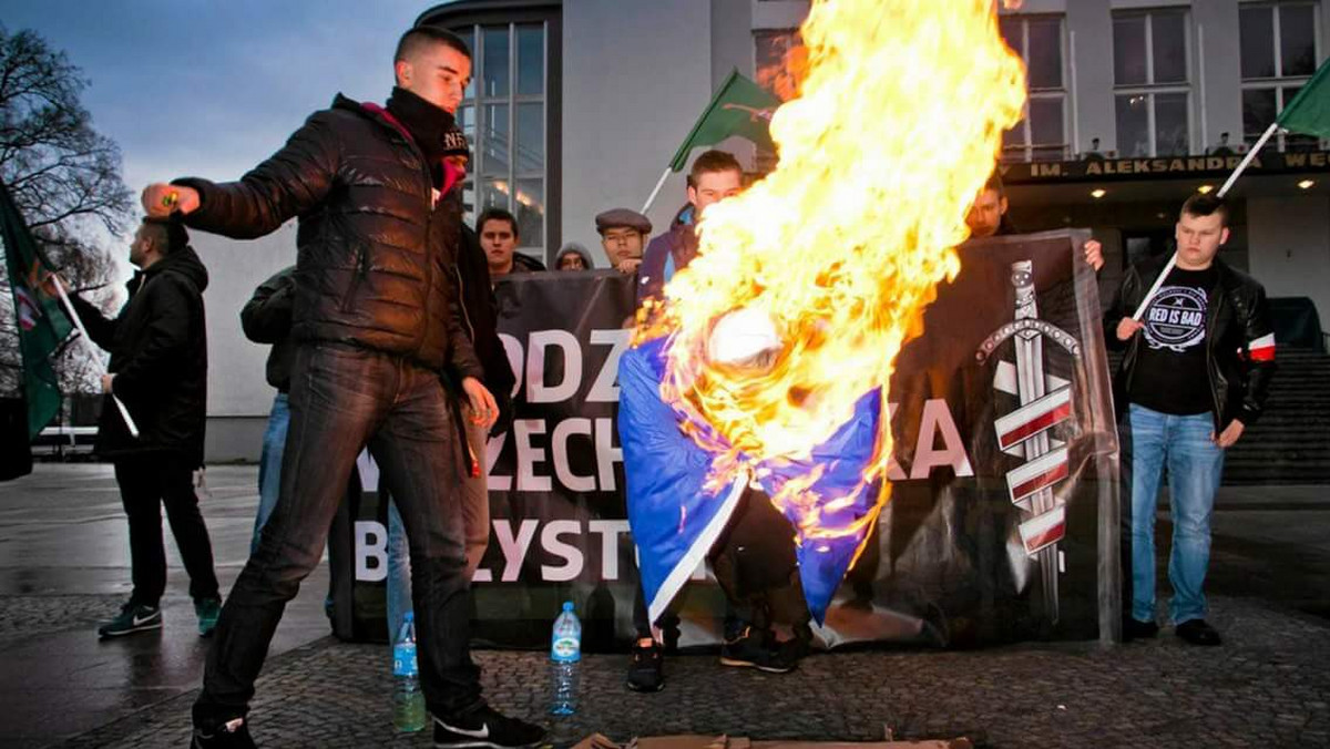 W internecie pojawiła się informacja o tym, że Młodzież Wszechpolska spaliła flagę Unii Europejskiej. Miało się to wydarzyć dwa dni temu przed Teatrem Dramatycznym w Białymstoku. Informacja ta, ilustrowana zdjęciami krąży na Facebooku i Twitterze, wywołując wiele komentarzy i emocji. Tym bardziej że według jej autorów podczas palenia flagi Unii Europejskiej byli obecni policjanci i nie reagowali.