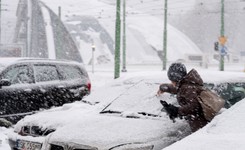 Mandat za odśnieżanie samochodu? Dostaniesz nawet 500 zł kary