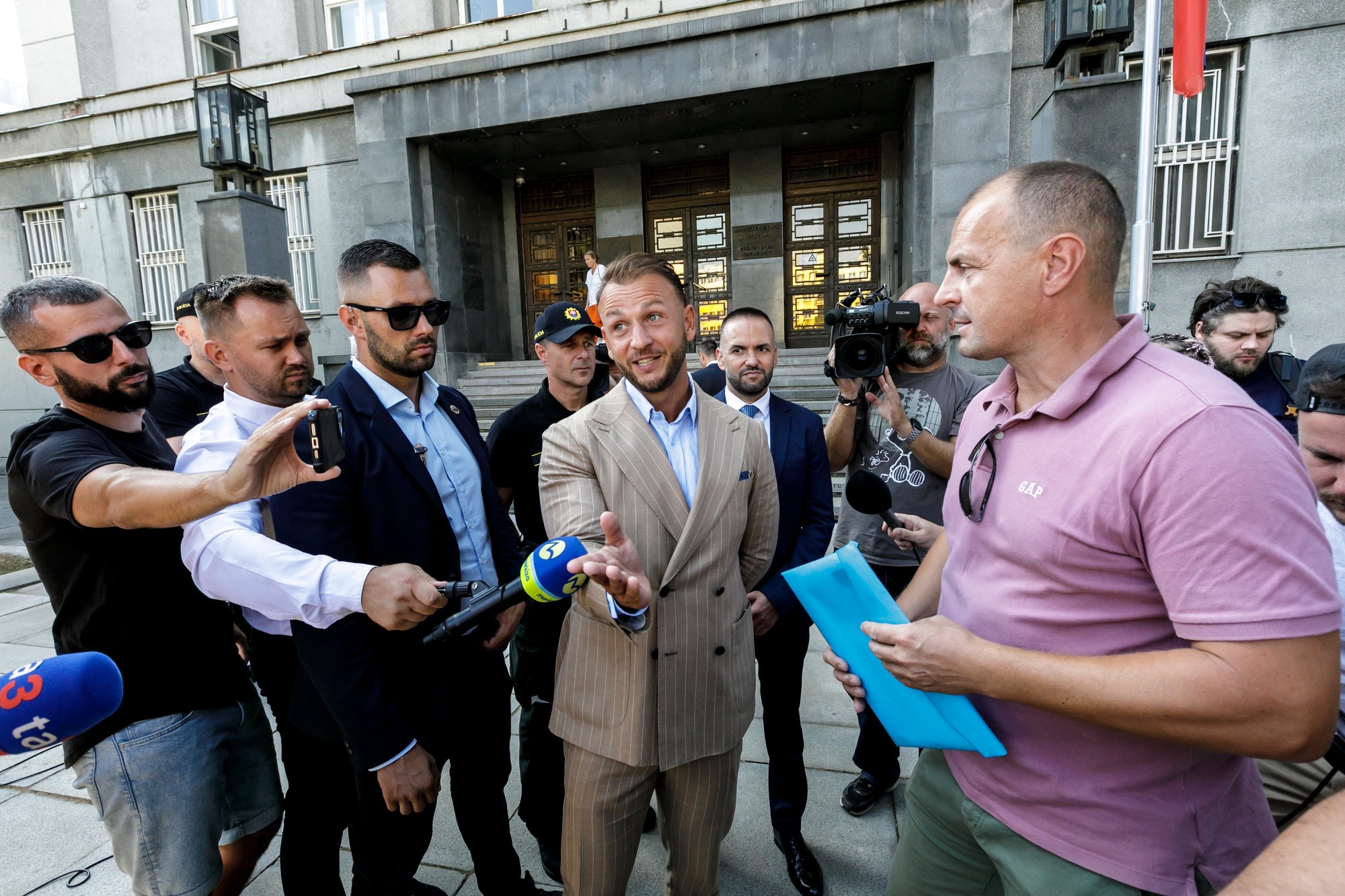 Sprava príslušník PZ SR Štefan Birmon odovzdáva petíciu s podpismi nespokojných policajtov ministrovi vnútra SR Matúšovi Šutajovi Eštokovi.