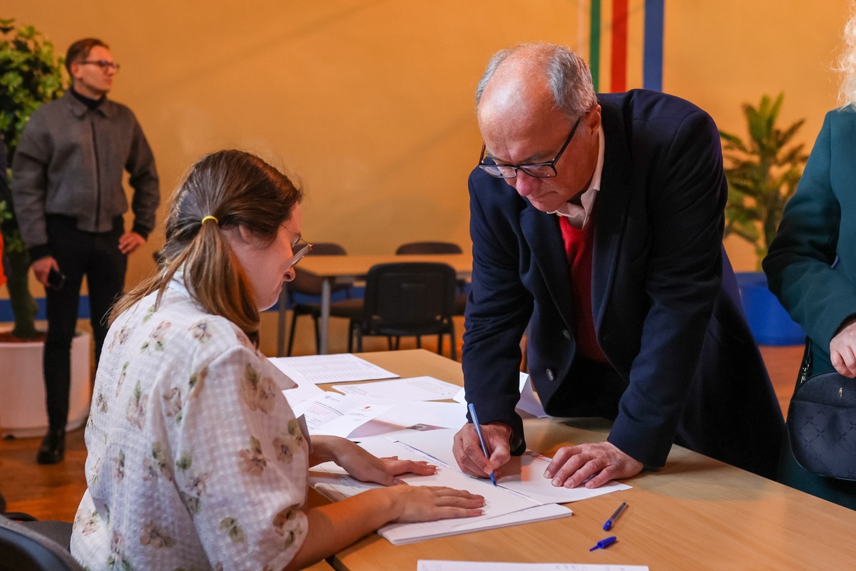 Wicemarszałek Sejmu, współprzewodniczący Nowej Lewicy Włodzimierz Czarzasty zagłosował w lokalu wyborczym w Sosnowcu.