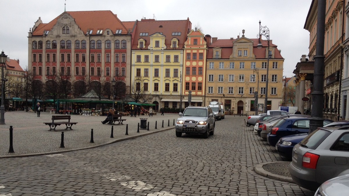 Miejscy aktywiści nie chcą, by auta elektryczne, które już za rok będzie można wypożyczać we Wrocławiu, jeździły po buspasach i drogach wyłączonych z ruchu. Ich zdaniem doprowadzi to do opóźnienia tramwajów i autobusów. Z prośbą o zmianę planów społecznicy zwrócili się już do prezydenta Rafała Dutkiewicza.