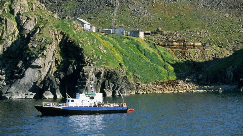 Brod u Beringovom moru, ostrvo Veliki Diomed, Čukotka, Rusija