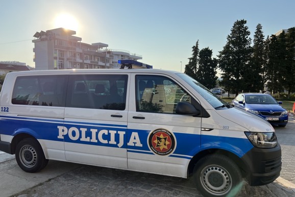 TROJICA MLADIĆA BRUTALNO TUKLA MUŠKARCA Među njima bio i maloletnik: Kada je pao na beton nastavili da ga šutiraju